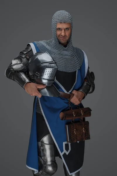 Königlicher Protektor Glänzende Rüstung Blauer Mantel Und Motorhaube Seinen Helm — Stockfoto