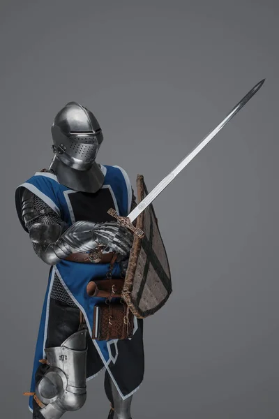 Brave Medieval Warrior Dressed Armor Blue Surcoat Waving His Sword — Fotografia de Stock