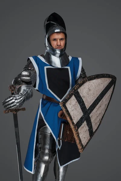 Cesur Ortaçağ Savaşçısı Zırhı Yükseltilmiş Vizörlü Mavi Gözlüklü Kılıcını Kavrıyor — Stok fotoğraf