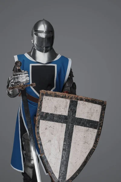 Chevalier Médiéval Survêtement Bleu Tenant Une Épée Bouclier Sur Fond — Photo