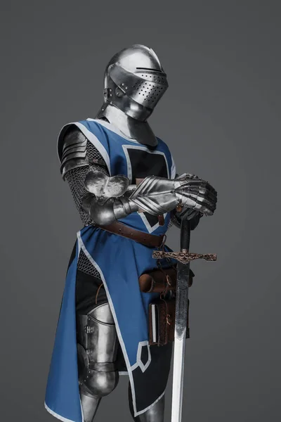 Medieval Soldier Garbed Blue Surcoat Armor Holding Sword Still Statue — Stock Photo, Image