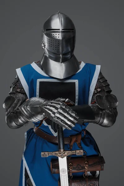 Guardia Medieval Vestida Con Armadura Sobretodo Azul Sosteniendo Una Espada —  Fotos de Stock