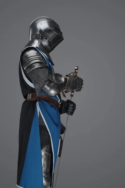 Средневековый Охранник Одетый Доспехи Синий Плащ Держащий Меч Стоящий Позе — стоковое фото