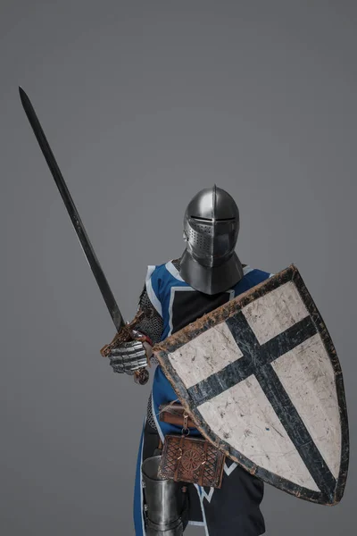 Azul Vestido Con Sobretodo Medieval Caballero Activamente Balanceo Espada Batalla — Foto de Stock