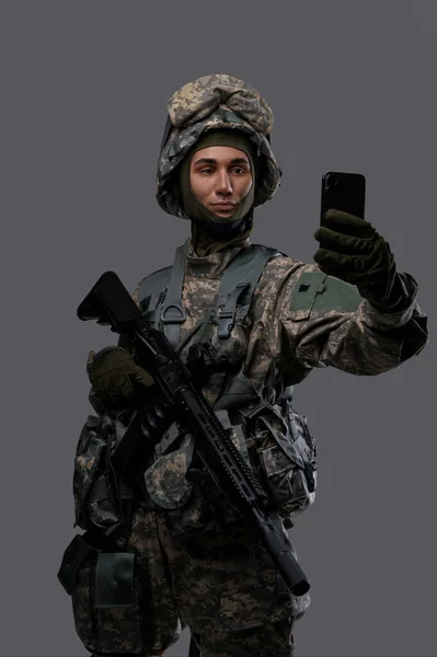 Young Man Military Uniform Helmet Holding Rifle Smartphone Posing Selfie — Stock Photo, Image