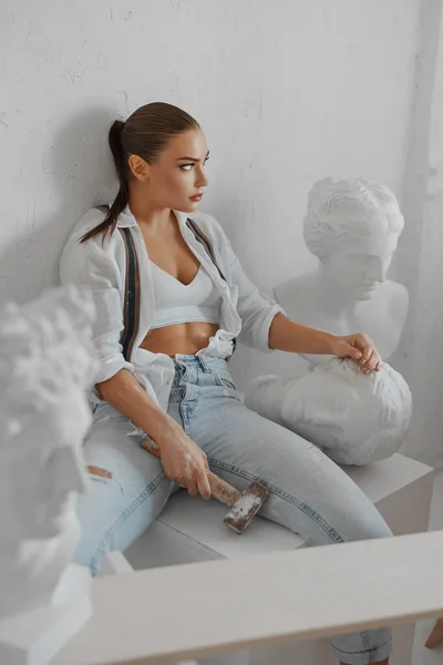 Elegante Escultora Femenina Con Atuendo Casual Sentada Cómodamente Medio Esculturas —  Fotos de Stock