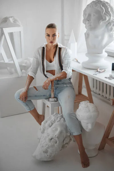 Attraktiv Kvinnlig Skulptör Klädd Lös Vit Skjorta Och Jeans Med — Stockfoto