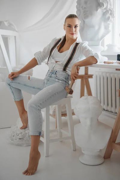 Talentuosa Scultrice Vestita Con Camicia Bianca Sbottonata Jeans Con Bretelle — Foto Stock