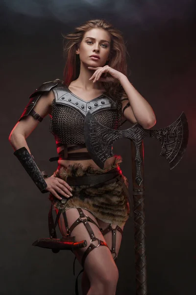 Una Hermosa Chica Vikinga Vestida Con Malla Malla Falda Piel — Foto de Stock