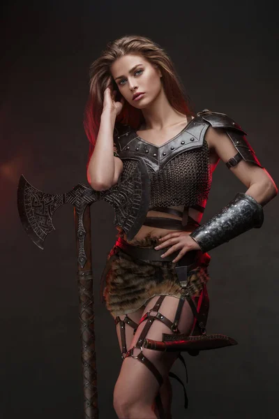 Beautiful Viking Warrior Model Posing Powerful Axe Helmet Showcasing Strength — Stock Photo, Image