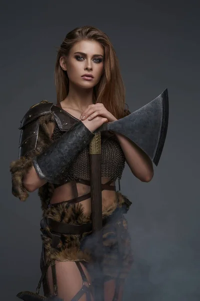 Prachtige Viking Model Gekleed Maliënkolder Bont Poserend Met Een Bijl — Stockfoto