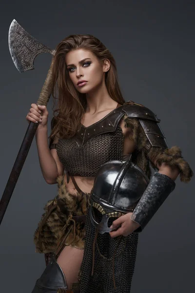 Stunning Viking Model Chainmail Armor Fur Holding Axe Helmet Posing — Stock Photo, Image