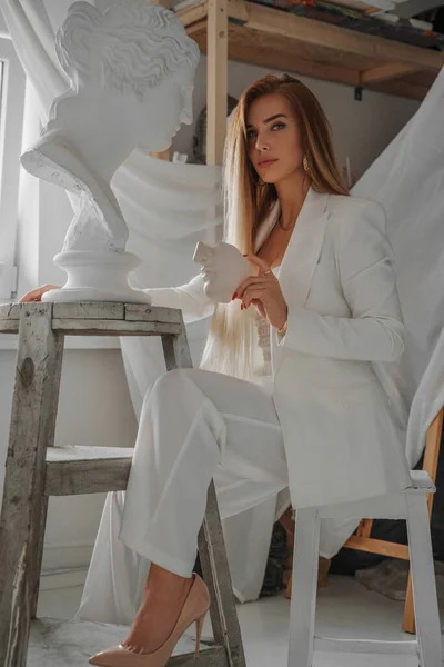Exquisite Junge Frau Mit Modelliertem Aussehen Einem Eleganten Weißen Anzug — Stockfoto