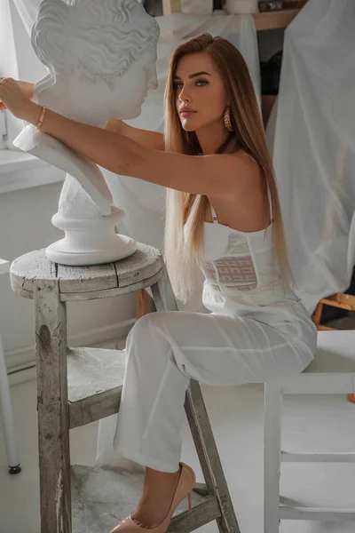 Urzekająca Młoda Kobieta Wyglądzie Modelki Ubrana Elegancki Biały Garnitur Prowokacyjny — Zdjęcie stockowe