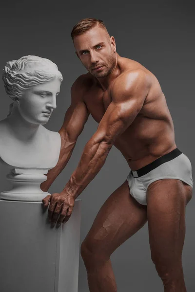 Homem Musculoso Masculino Vestindo Apenas Roupas Íntimas Posa Lado Busto — Fotografia de Stock