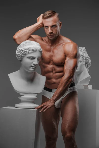 Muskulös Maskulin Man Endast Underkläder Poserar Vid Sidan Antik Grekisk — Stockfoto