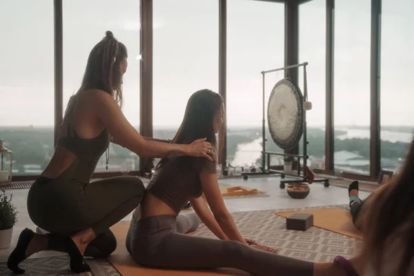 Grupo Mulheres Sportswear Praticando Ioga Meditação Apartamento Com Uma Vista — Fotografia de Stock