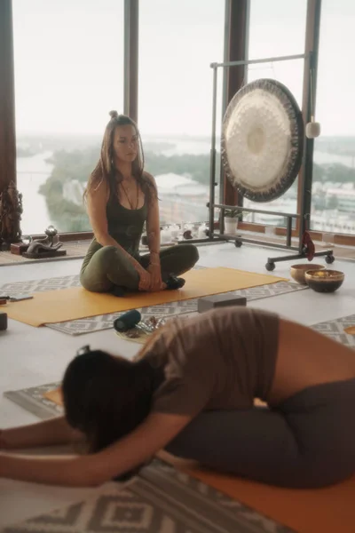 Mujeres Practicando Yoga Meditación Entorno Grupal Luciendo Ropa Deportiva Sobre — Foto de Stock