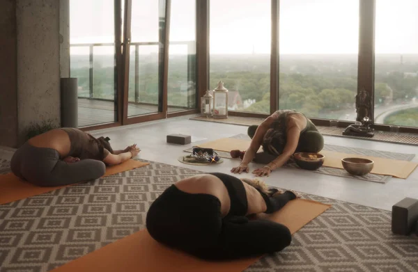 Mujeres Practicando Yoga Meditación Entorno Grupal Luciendo Ropa Deportiva Sobre — Foto de Stock
