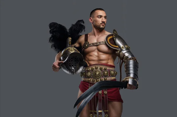 Gladiador Com Barba Bem Tratada Armadura Ornamentada Leve Posa Com — Fotografia de Stock