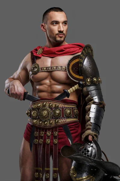 Krachtige Gladiator Met Een Stijlvolle Baard Draagt Lichtgewicht Ingewikkelde Pantser — Stockfoto