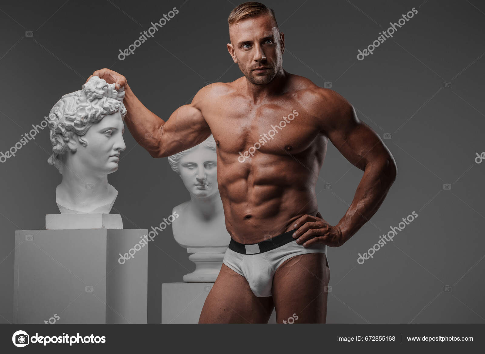Svalnatý Mužný Muž Spodním Prádle Pózuje Vedle Starověké Řecké Busty —  Stock Fotografie © fxquadro #672855168