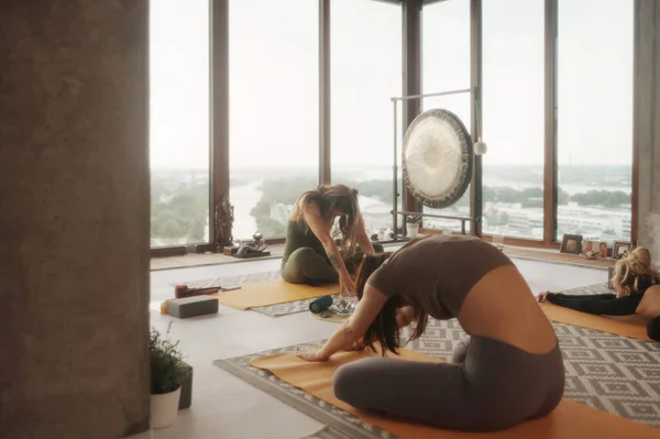 Grupo Mujeres Ropa Deportiva Practicando Yoga Meditación Apartamento Con Vistas — Foto de Stock