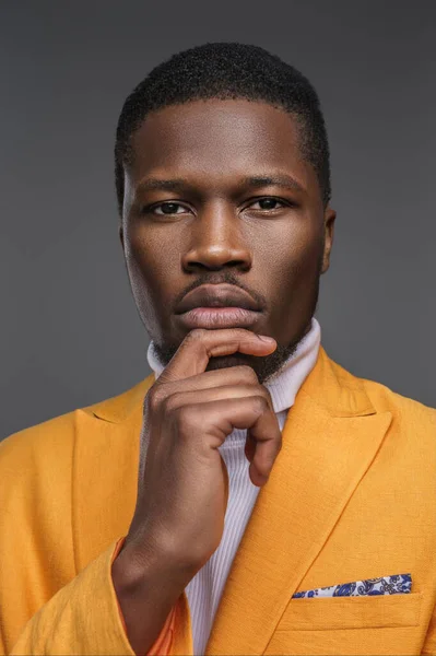 Close Retrato Homem Pensativo Pele Escura Uma Elegante Jaqueta Amarela — Fotografia de Stock