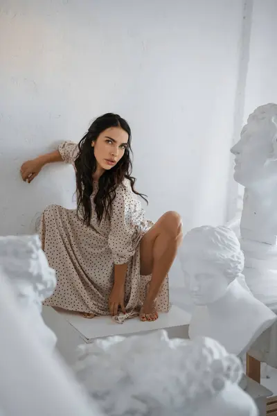 Anmutiges Brünettes Model Kleid Kauert Inmitten Griechischer Skulpturen Einem Künstleratelier — Stockfoto