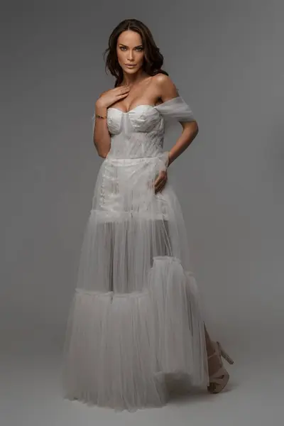 Beautiful Model Resplendent White Dress Amidst Greek Art Sculptures Studio — Stock Photo, Image