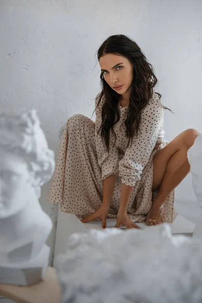 Anmutiges Brünettes Model Kleid Kauert Inmitten Griechischer Skulpturen Einem Künstleratelier — Stockfoto