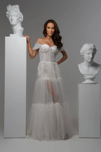 Beautiful Model Resplendent White Dress Amidst Greek Art Sculptures Studio — Stock Photo, Image