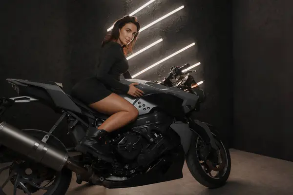 Ravishing Model Perfect Figure Alongside Her Sporty Bike Set Luminous — Stock Photo, Image