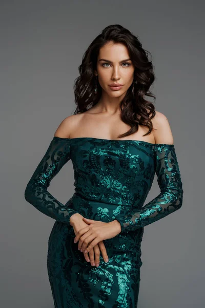 Elegant Brunett Modell Rik Grön Aftonklänning Visa Upp Sin Frodiga — Stockfoto