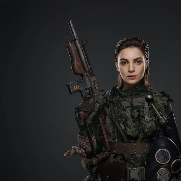 Bir Kadın Askerin Portresi Elinde Yapımı Otomatik Bir Tüfek Var — Stok fotoğraf