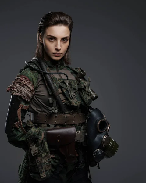 Mujer Soldado Confiada Atuendo Militar Posando Sobre Fondo Gris Representando —  Fotos de Stock