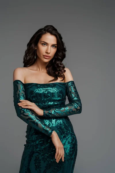 Elegant Brunette Model Rich Green Evening Dress Showcasing Her Lush — Stock Photo, Image