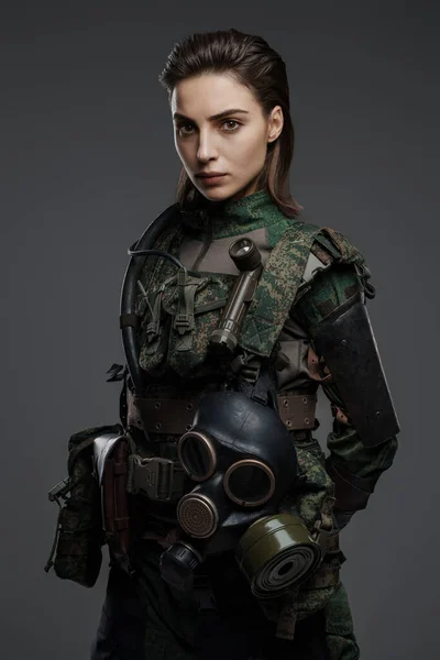 Soldado Feminino Confiante Trajes Militares Posando Contra Pano Fundo Cinza — Fotografia de Stock