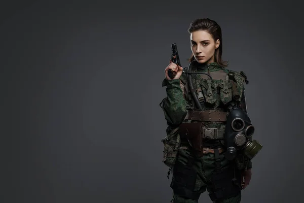 Retrato Uma Soldado Uniforme Militar Com Uma Pistola Encarnando Uma — Fotografia de Stock