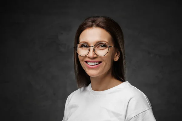 Delighted Female Spectacles White Tee Beams Brightly Moody Backdrop — Stock Photo, Image