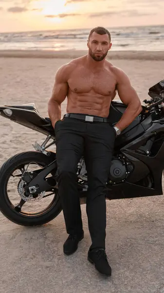 Homem Robusto Com Tons Tronco Tonificado Fica Lado Sua Motocicleta — Fotografia de Stock