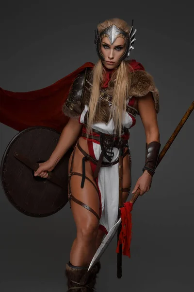 Una Mujer Vikinga Rubia Musculosa Con Una Armadura Fantasía Con — Foto de Stock