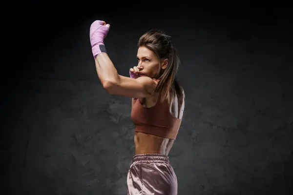 Mujer Musculosa Boxeadora Demostrando Habilidades Sorprendentes Vestida Con Atuendo Deportivo — Foto de Stock