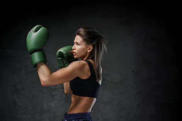 Fitte Boxerin Sportlicher Kleidung Die Ihre Schlagtechniken Mit Handschuhen Zeigt — Stockfoto