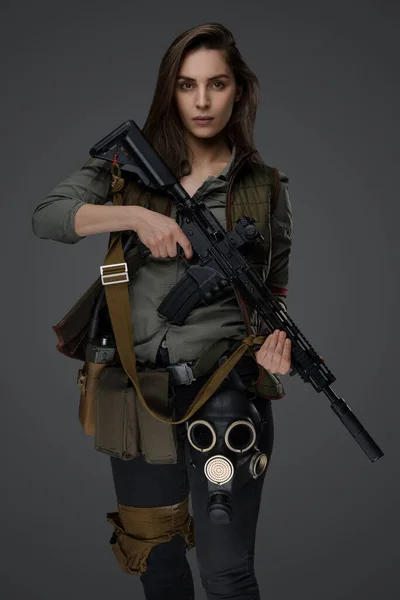 Middle Eastern Looking Woman Dressed Survivalist Clothing Posing Rifle Gray — Stock Photo, Image