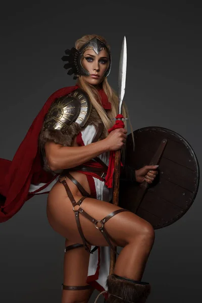 Una Mujer Vikinga Rubia Musculosa Con Una Armadura Fantasía Con —  Fotos de Stock