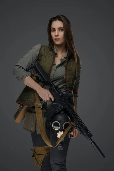 Middle Eastern Looking Woman Dressed Survivalist Clothing Posing Rifle Gray — Stock Photo, Image