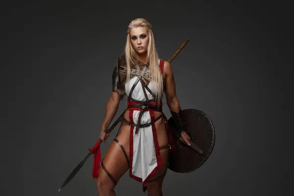 Una Mujer Vikinga Rubia Musculosa Con Armadura Fantasía Con Manto —  Fotos de Stock