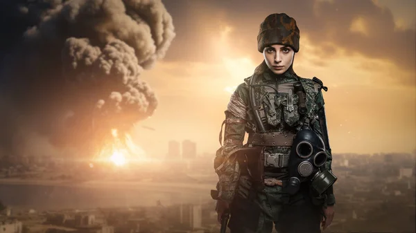 Уверенная Женщина Солдат Военной Форме Позирует Перед Массивным Взрывом Бомбы — стоковое фото