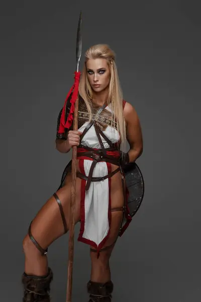 Une Femme Viking Blonde Musclée Armure Fantaisie Dotée Manteau Blanc — Photo